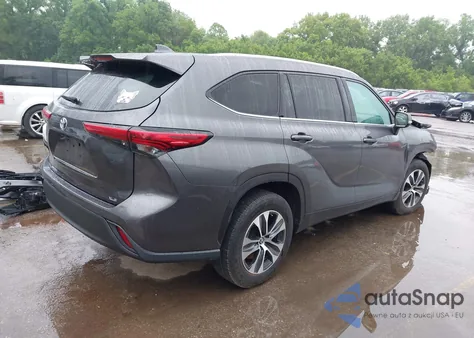 2021 Toyota Highlander Xle z USA, uszkodzony, nr VIN 5TDGZRAH2MS056134